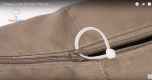 Dùng dây rút nhựa làm quai kéo khóa