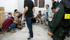 trói bằng dây rút nhựa