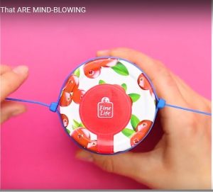 Dùng 2 dây rút nhựa để mở lọ