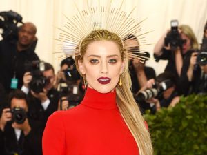 Amber Heard đeo vương miện dây rút nhựa