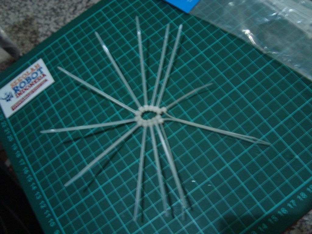 làm nhện bằng dây rút nhựa step 1-3