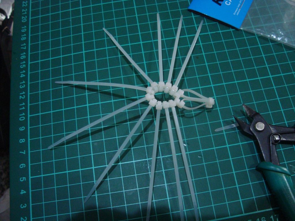 làm nhện bằng dây rút nhựa step 1-6