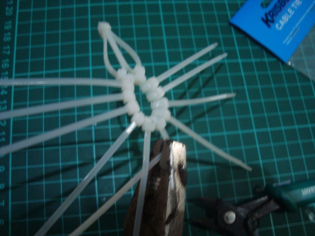 làm nhện bằng dây rút nhựa step 2-1