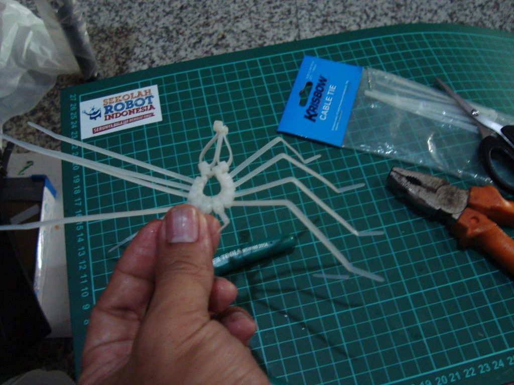 làm nhện bằng dây rút nhựa step 2-10