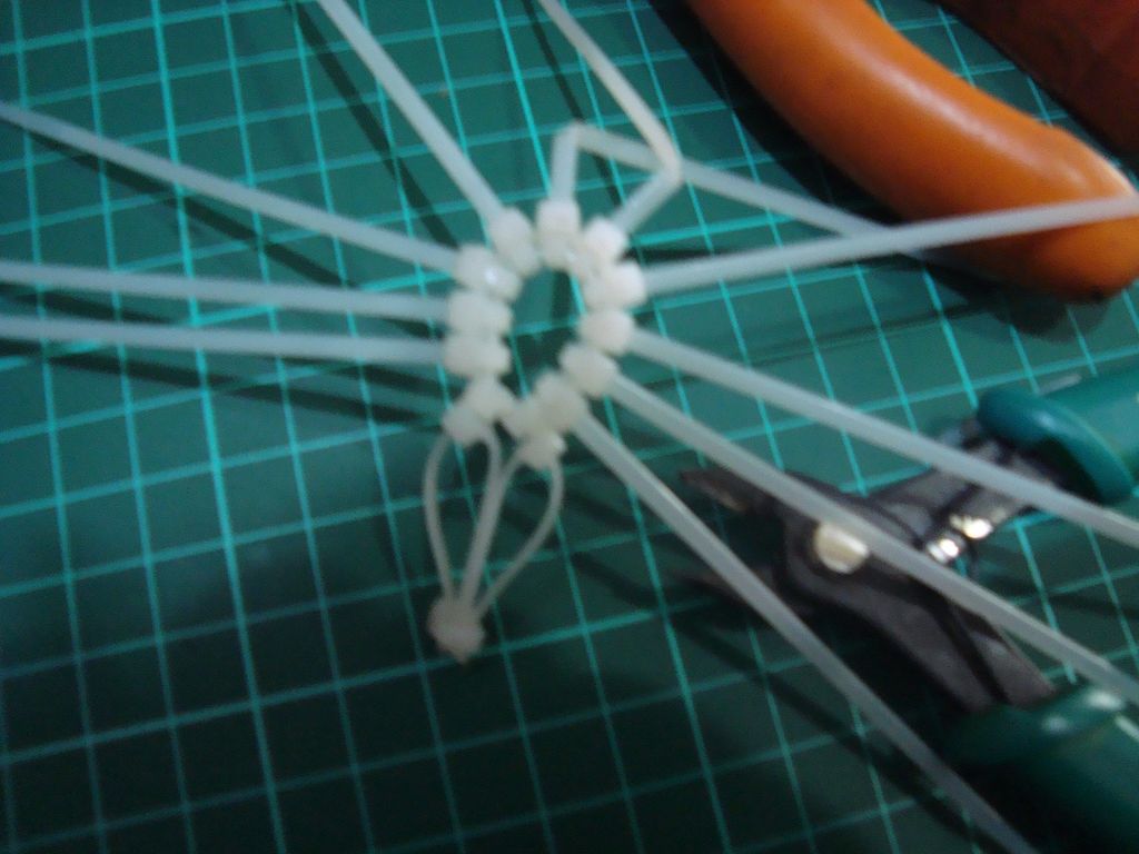 làm nhện bằng dây rút nhựa step 2-2