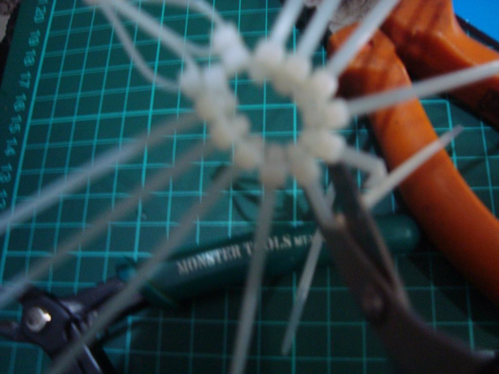làm nhện bằng dây rút nhựa step 2-3