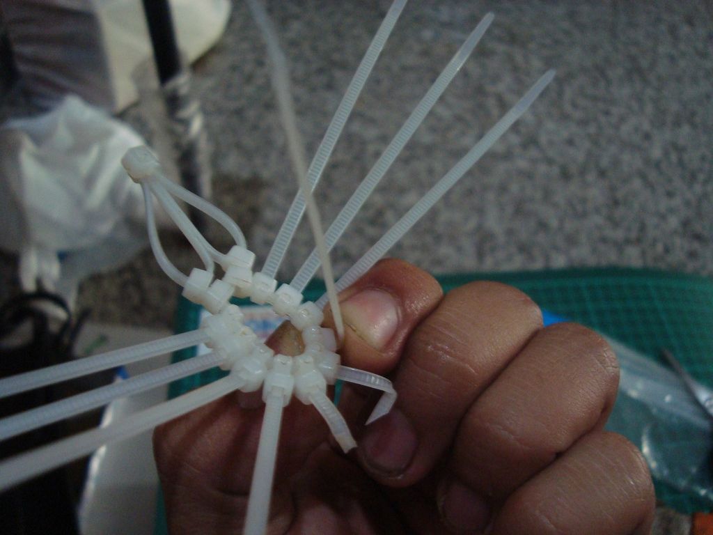 làm nhện bằng dây rút nhựa step 2-6