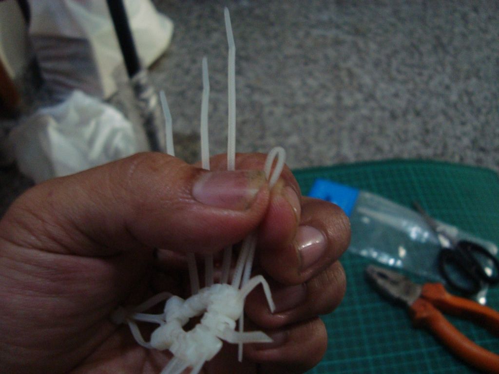 làm nhện bằng dây rút nhựa step 2-7