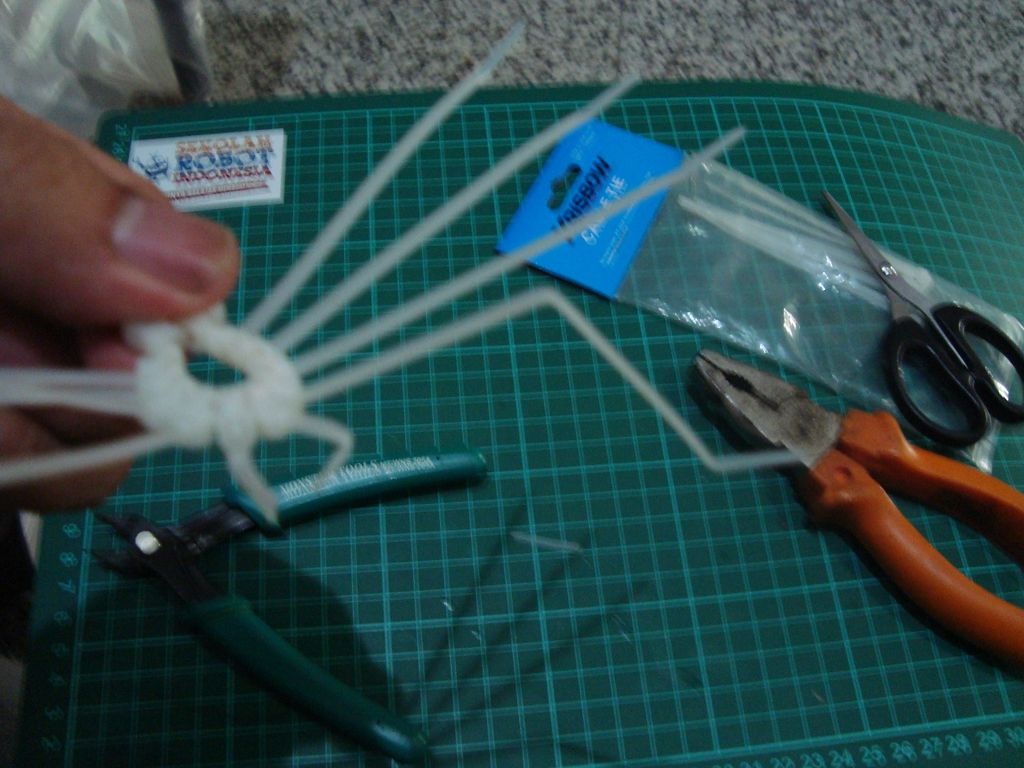 làm nhện bằng dây rút nhựa step 2-8